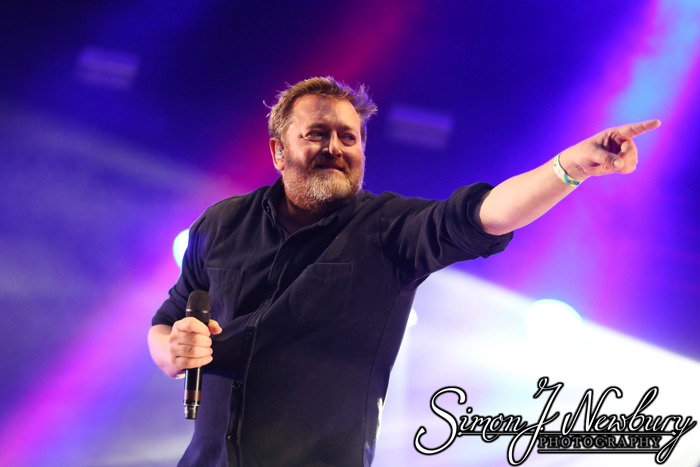Music Photography: Kendal Calling 2015. Elbow Guy Garvey photos. Professional music photographers based in Cheshire. Festival photography & live music